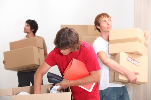 Secure loading of furniture and boxes into a moving van